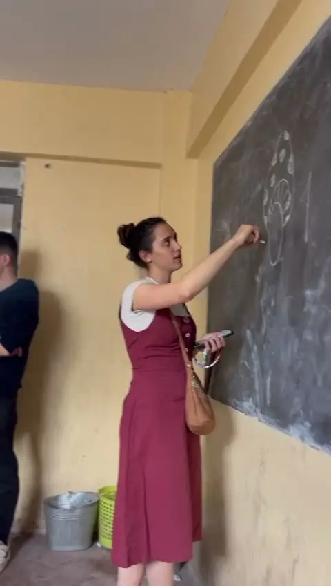 Clip: O elevă de la Integritas desenează pe tablă